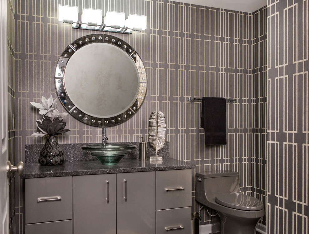 Immagine di un bagno di servizio contemporaneo con ante lisce, ante grigie, WC monopezzo, pareti grigie, lavabo a bacinella e top in granito