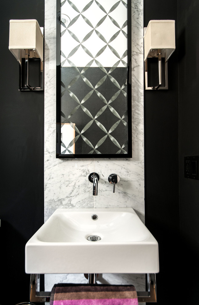На фото: туалет: освещение в современном стиле с подвесной раковиной и мраморной плиткой