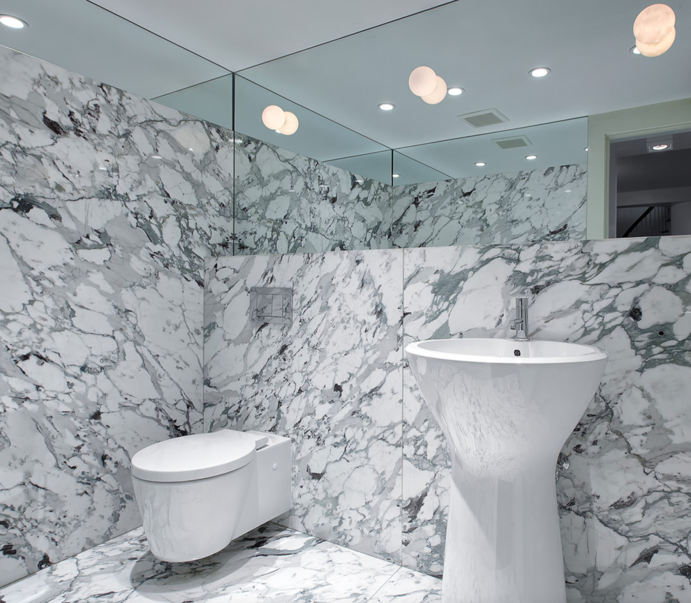 Aménagement d'un WC suspendu contemporain de taille moyenne avec un lavabo de ferme, un mur multicolore et un sol en marbre.