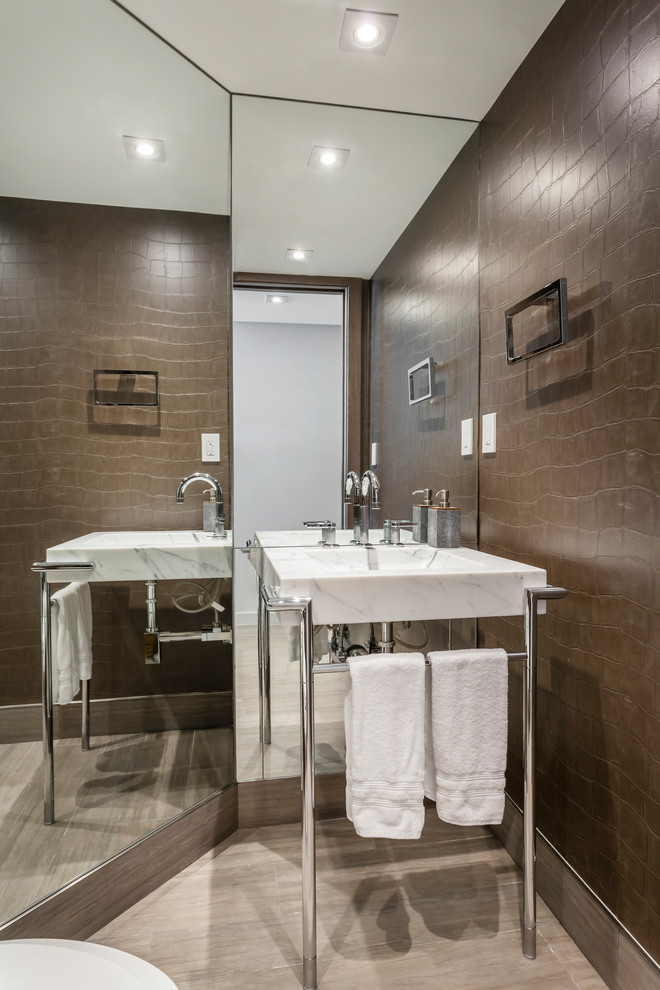 Foto di un bagno di servizio minimal con pareti marroni, lavabo a consolle e pavimento beige