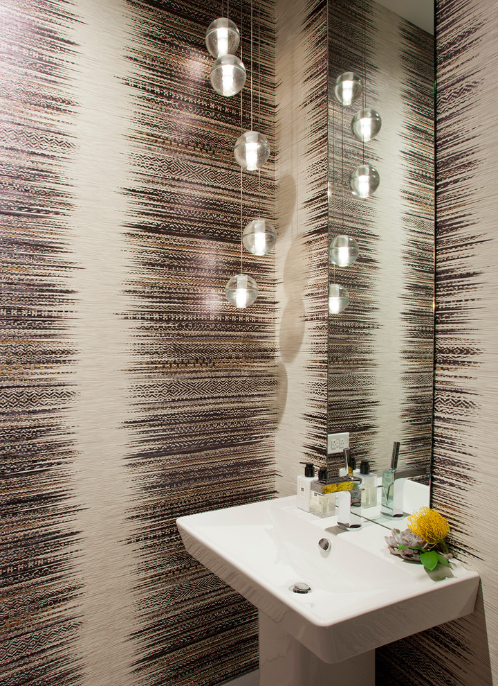シカゴにあるコンテンポラリースタイルのおしゃれなトイレ・洗面所 (ペデスタルシンク、茶色い壁) の写真