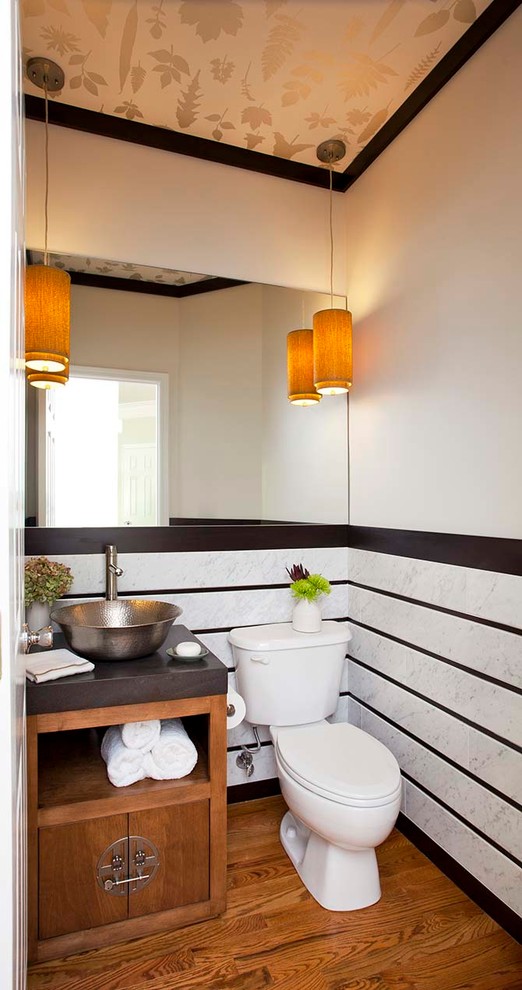 Esempio di un bagno di servizio design con lavabo a bacinella, consolle stile comò, ante in legno scuro e WC a due pezzi