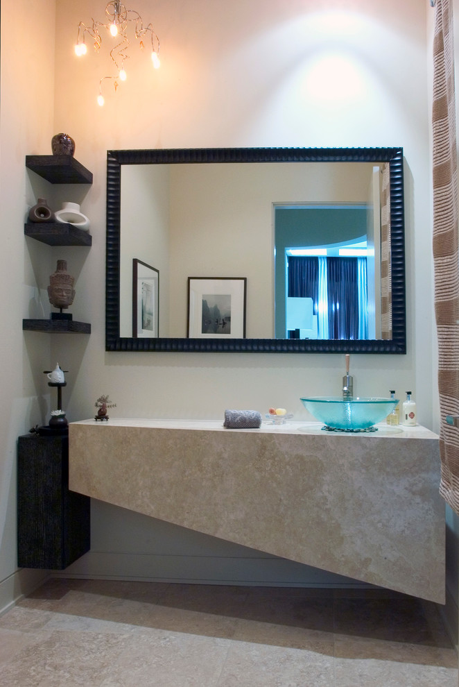 На фото: большой туалет в современном стиле с настольной раковиной, бежевой плиткой, бежевыми стенами, полом из известняка и столешницей из известняка