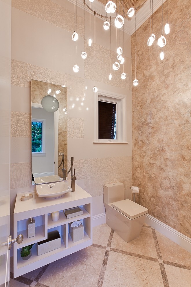 Свежая идея для дизайна: туалет в современном стиле с настольной раковиной - отличное фото интерьера