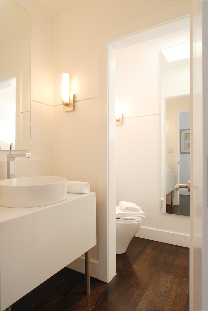 ロサンゼルスにある高級な中くらいなコンテンポラリースタイルのおしゃれなトイレ・洗面所 (ベッセル式洗面器、白い壁、濃色無垢フローリング、白い洗面カウンター、大理石の洗面台) の写真