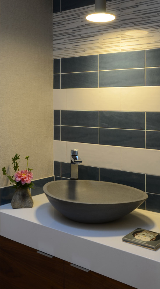 Aménagement d'un petit WC et toilettes rétro en bois brun avec un placard à porte plane, un carrelage bleu, des carreaux de porcelaine, un mur beige, une vasque, un plan de toilette en quartz modifié, un plan de toilette blanc, meuble-lavabo suspendu et du papier peint.
