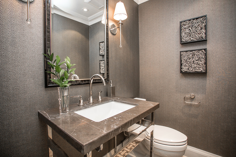 Mittelgroße Moderne Gästetoilette mit grauer Wandfarbe, Marmor-Waschbecken/Waschtisch und schwarzer Waschtischplatte in Toronto