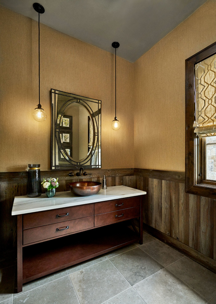 Große Landhausstil Gästetoilette mit verzierten Schränken, braunen Schränken, beiger Wandfarbe, Schieferboden, Aufsatzwaschbecken und Marmor-Waschbecken/Waschtisch in Portland