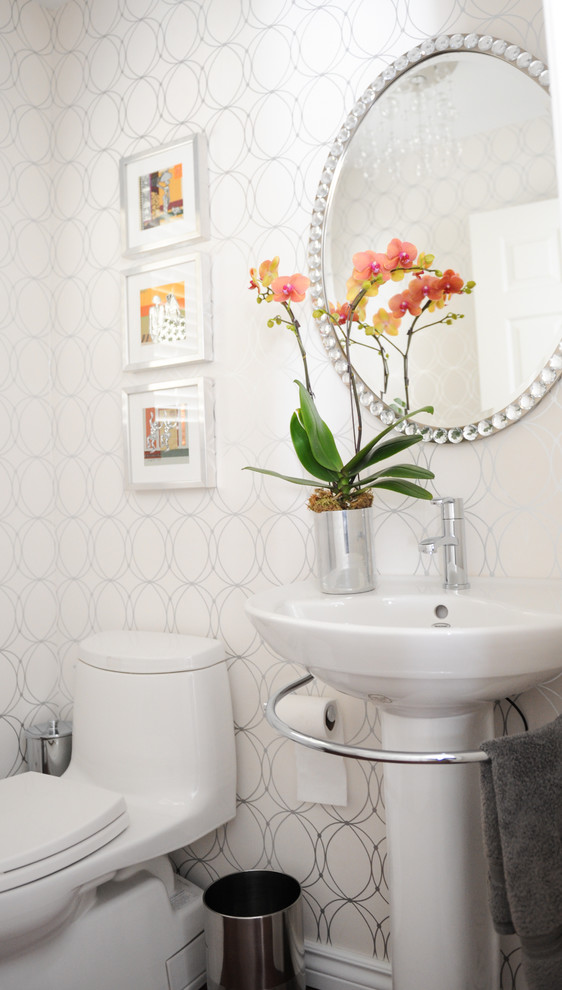 Immagine di un piccolo bagno di servizio design con lavabo a colonna, WC monopezzo e pareti bianche