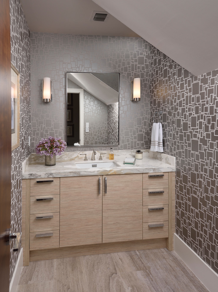 Idéer för ett klassiskt grå toalett, med ett undermonterad handfat, släta luckor, skåp i ljust trä, grå väggar och mellanmörkt trägolv