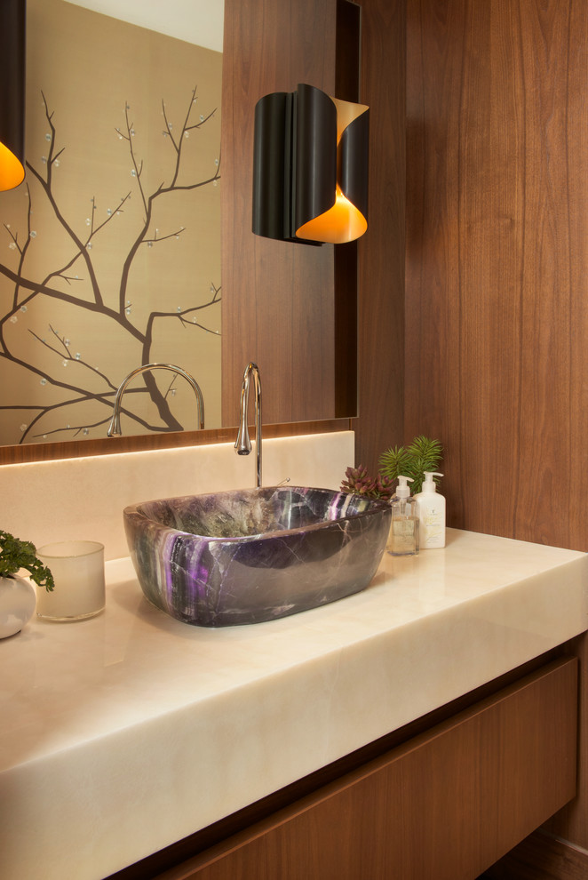 Idee per un bagno di servizio minimal di medie dimensioni con ante lisce, ante in legno scuro e lavabo a bacinella