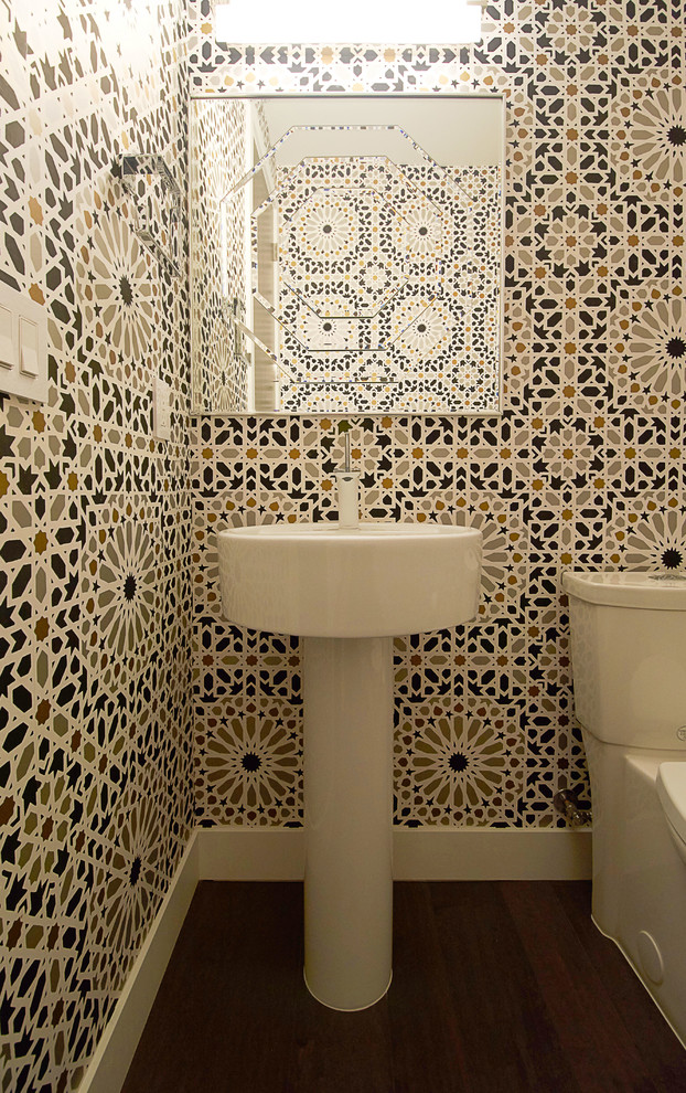 Idee per un piccolo bagno di servizio contemporaneo con WC monopezzo, pareti multicolore, pavimento in legno massello medio e lavabo a colonna