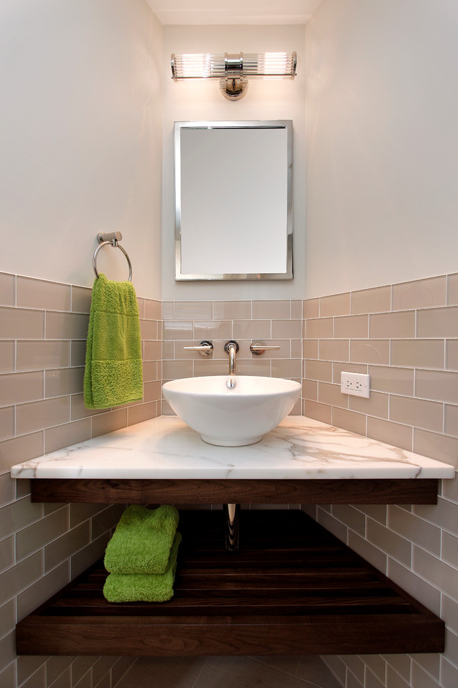 シカゴにあるコンテンポラリースタイルのおしゃれなトイレ・洗面所 (ベッセル式洗面器、オープンシェルフ、濃色木目調キャビネット、ベージュのタイル、サブウェイタイル) の写真