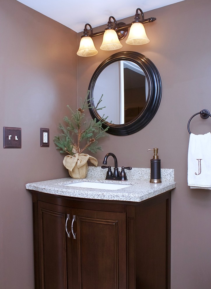 Ispirazione per un bagno di servizio contemporaneo di medie dimensioni con ante a filo, ante in legno bruno, pareti viola, lavabo sottopiano e top in laminato