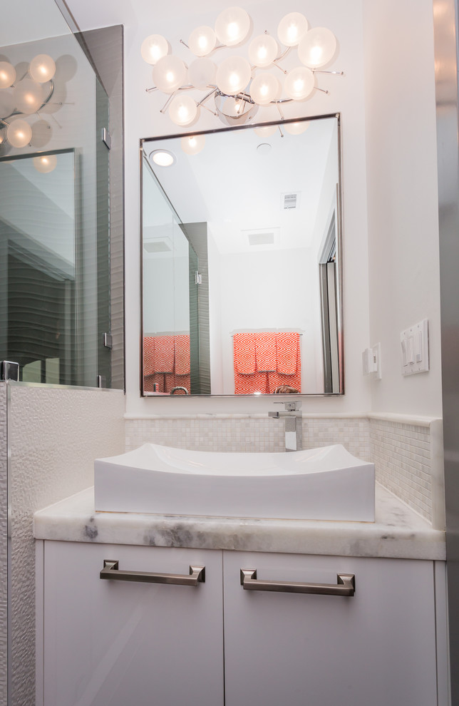 Esempio di un bagno di servizio minimal con lavabo a bacinella, top in marmo, piastrelle bianche, piastrelle a mosaico e pareti bianche