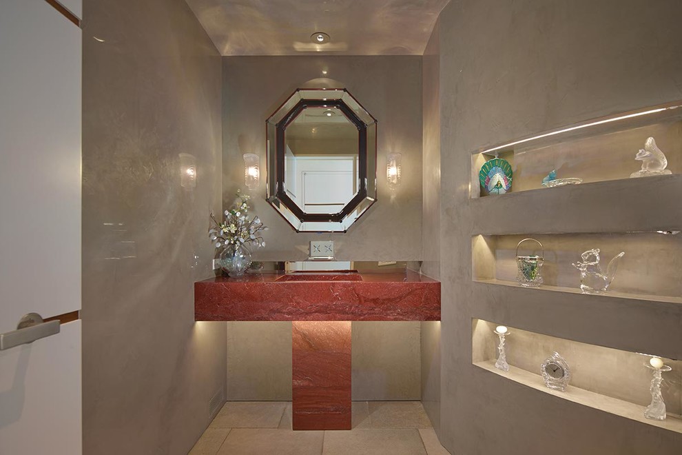 Diseño de aseo contemporáneo de tamaño medio con paredes grises, suelo de piedra caliza, lavabo suspendido y encimera de granito