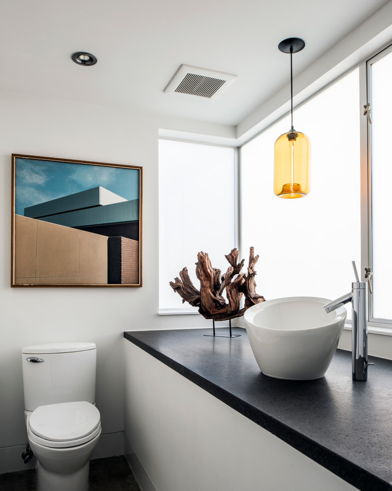 Moderne Gästetoilette mit Aufsatzwaschbecken, Wandtoilette mit Spülkasten, weißer Wandfarbe und schwarzer Waschtischplatte in San Francisco