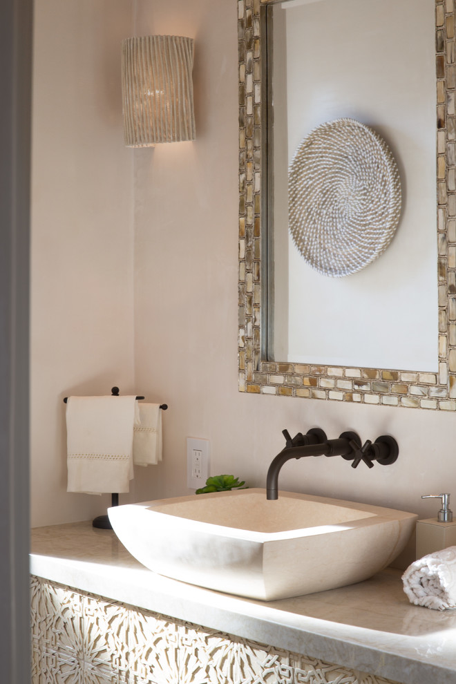 Kleine Mediterrane Gästetoilette mit Quarzit-Waschtisch, weißer Wandfarbe, Aufsatzwaschbecken und weißer Waschtischplatte in Santa Barbara