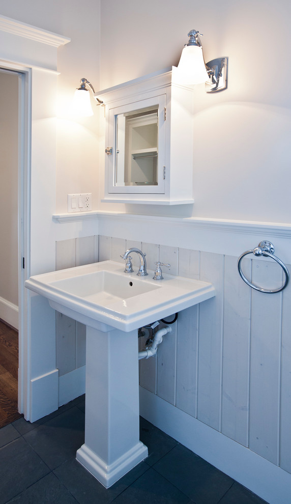 На фото: туалет среднего размера в стиле кантри с раковиной с пьедесталом и белыми стенами с