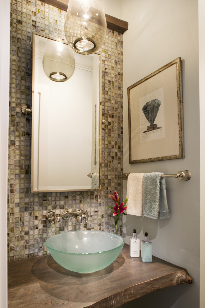 Ejemplo de aseo actual con lavabo sobreencimera, encimera de madera y baldosas y/o azulejos en mosaico