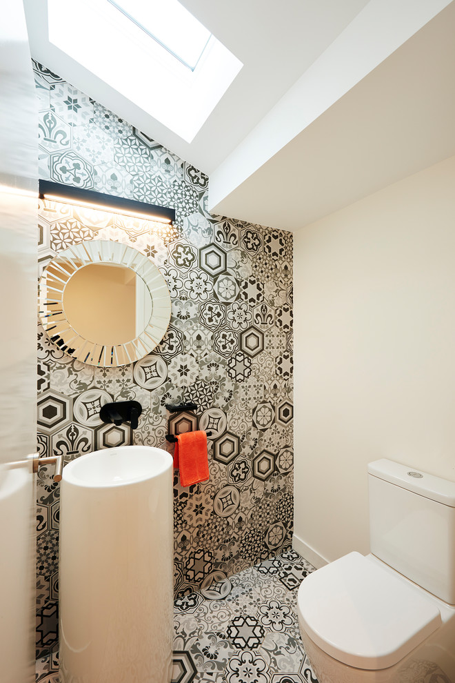 На фото: туалет в современном стиле с раздельным унитазом, разноцветными стенами, полом из керамической плитки, раковиной с пьедесталом и разноцветным полом с