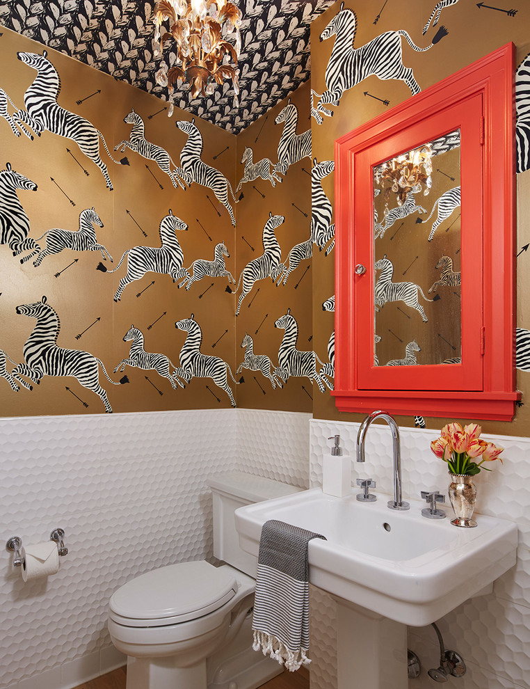 ミネアポリスにある高級な中くらいなトランジショナルスタイルのおしゃれなトイレ・洗面所 (分離型トイレ、ペデスタルシンク、マルチカラーの壁) の写真