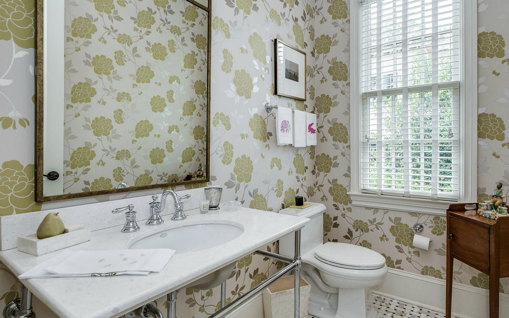 シャーロットにあるトラディショナルスタイルのおしゃれなトイレ・洗面所 (アンダーカウンター洗面器、マルチカラーの壁、モザイクタイル、白い洗面カウンター) の写真