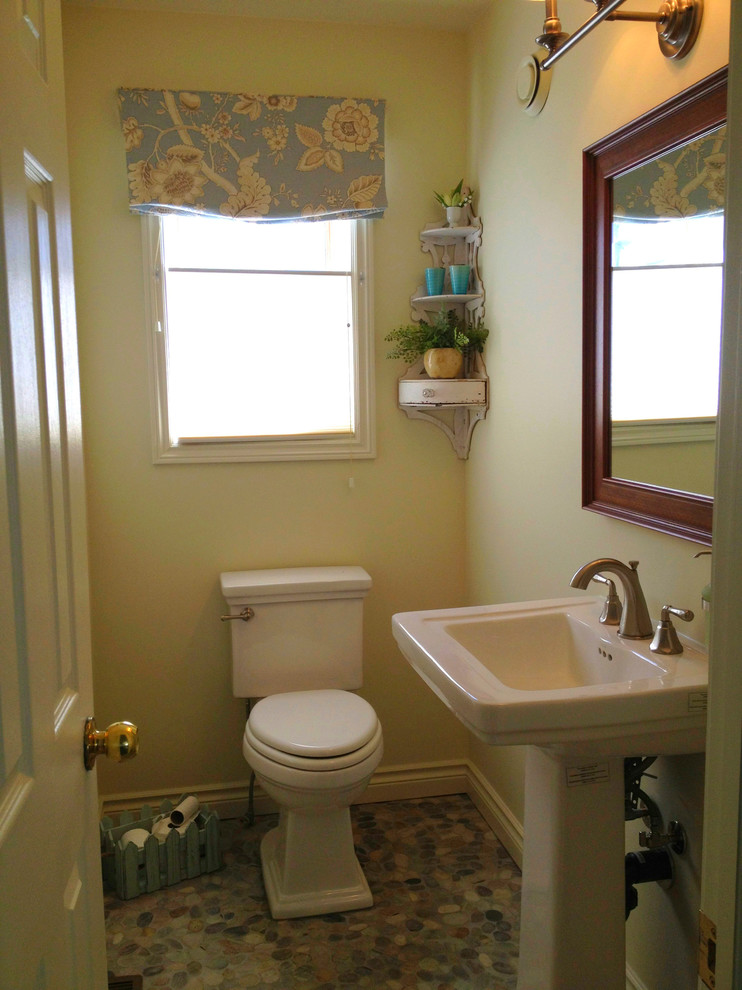 Aménagement d'un WC et toilettes classique de taille moyenne avec un mur jaune et un lavabo de ferme.