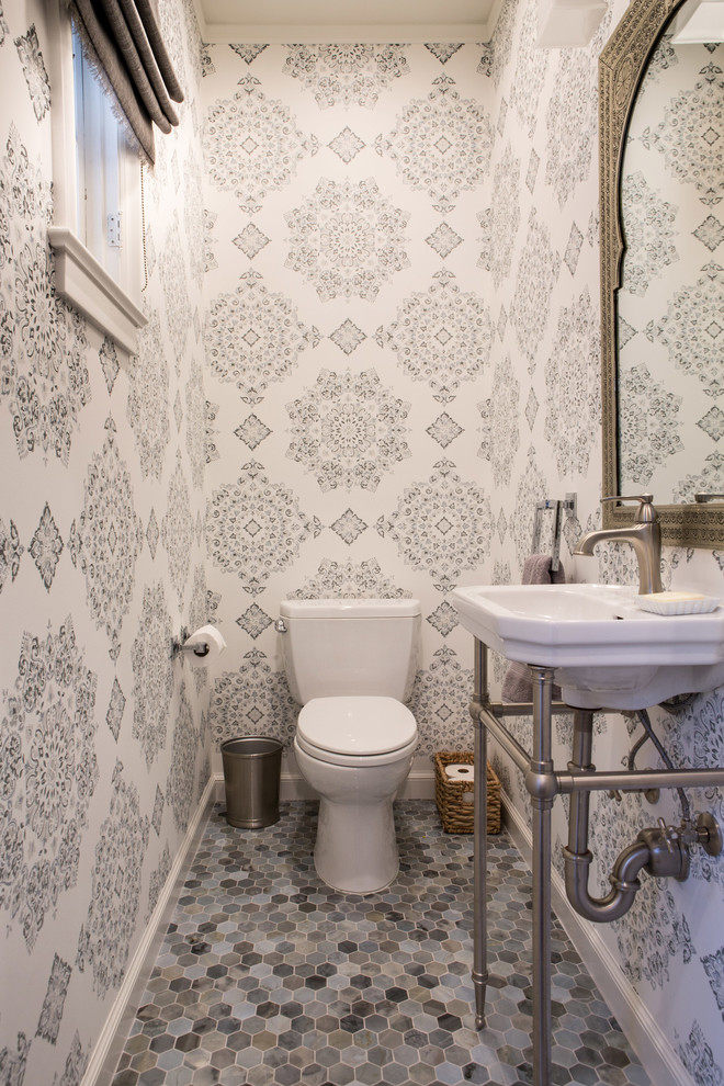Foto di un piccolo bagno di servizio chic con WC monopezzo, pareti grigie, pavimento in legno massello medio e lavabo a colonna