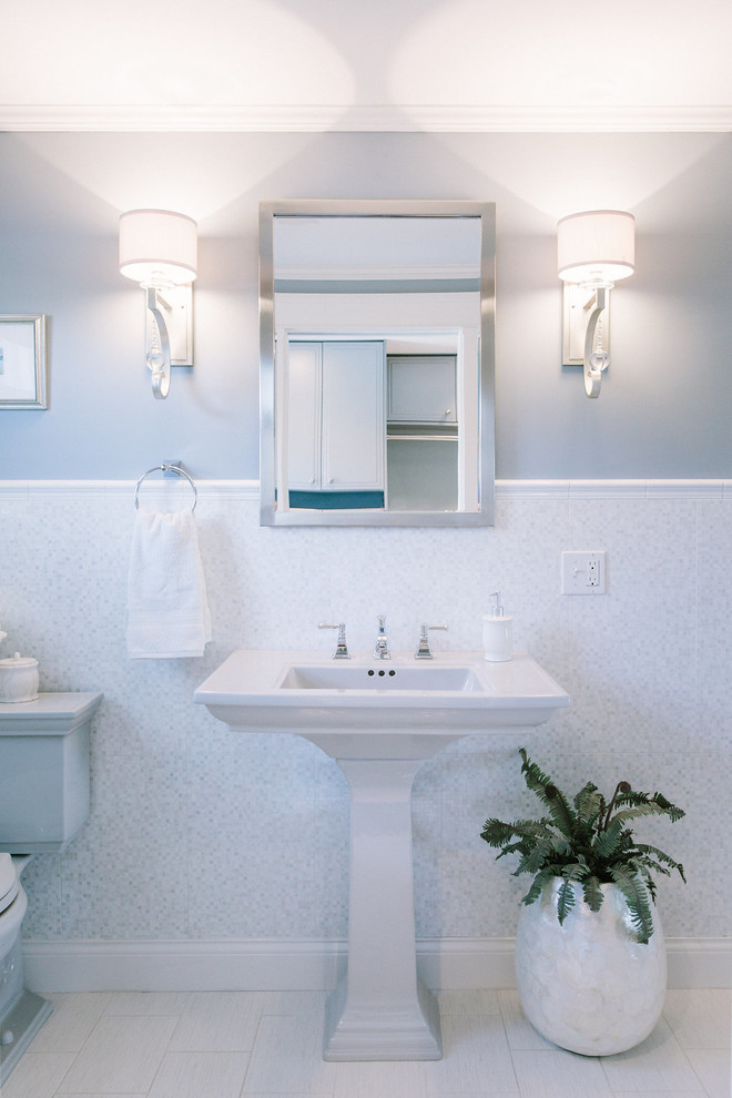 Esempio di un bagno di servizio tradizionale con pareti blu