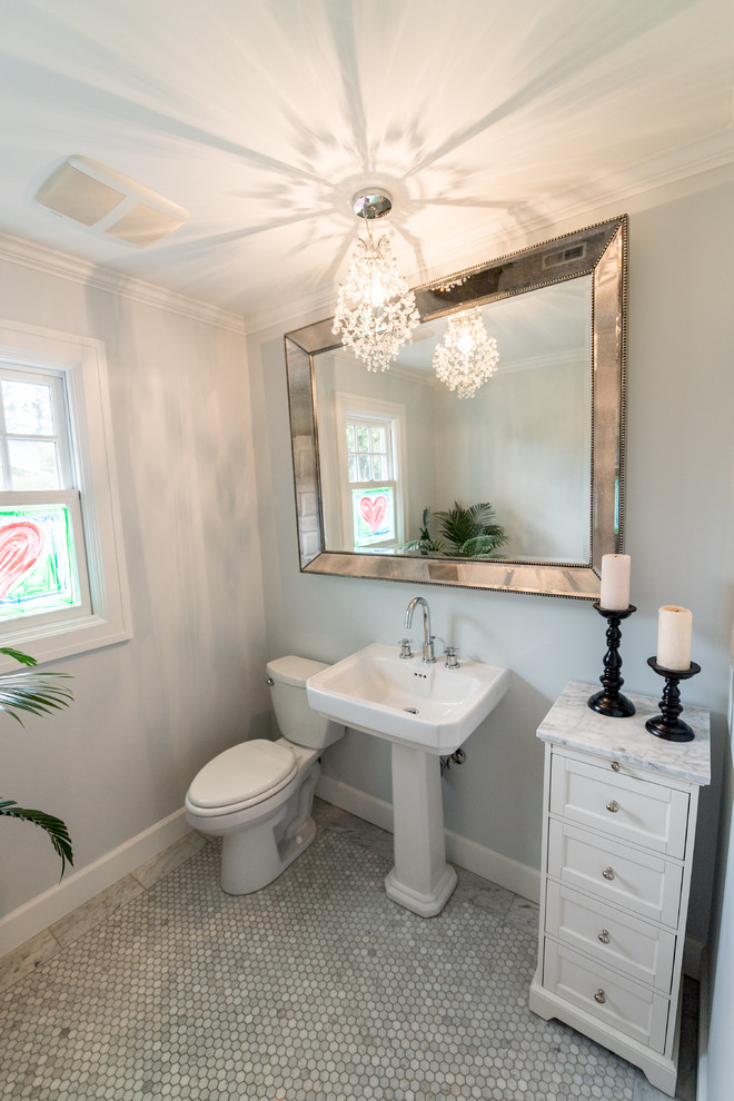 Idéer för att renovera ett stort vintage flerfärgad flerfärgat toalett, med luckor med infälld panel, vita skåp, en toalettstol med hel cisternkåpa, grå väggar, marmorgolv, ett piedestal handfat, marmorbänkskiva och grått golv