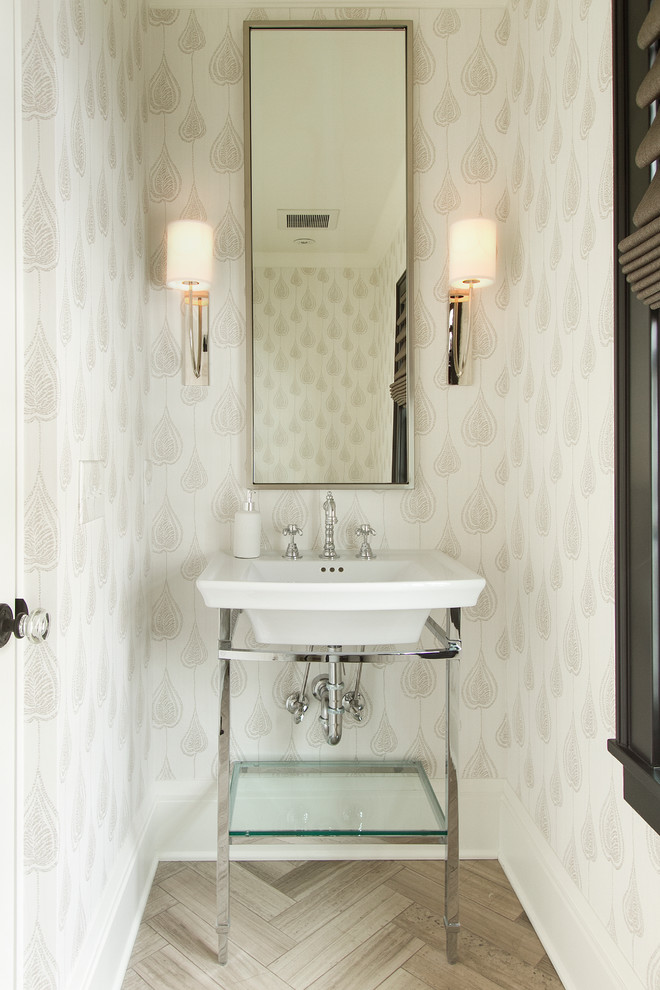 Idée de décoration pour un WC et toilettes tradition avec un plan vasque, un mur beige, parquet clair et un sol beige.