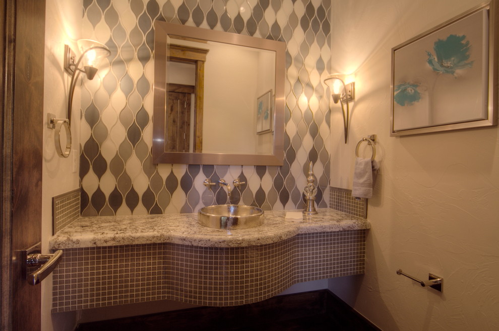 デンバーにある中くらいなラスティックスタイルのおしゃれなトイレ・洗面所 (ベッセル式洗面器、御影石の洗面台、グレーのタイル、ガラスタイル、白い壁) の写真