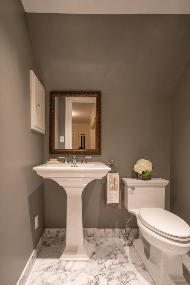 Ispirazione per un piccolo bagno di servizio tradizionale con WC monopezzo, pareti grigie, pavimento in marmo, lavabo a colonna e pavimento grigio