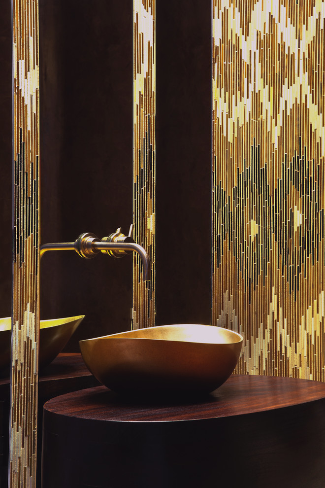 Diseño de aseo tradicional renovado pequeño con lavabo sobreencimera, encimera de madera, baldosas y/o azulejos multicolor, paredes marrones y azulejos en listel