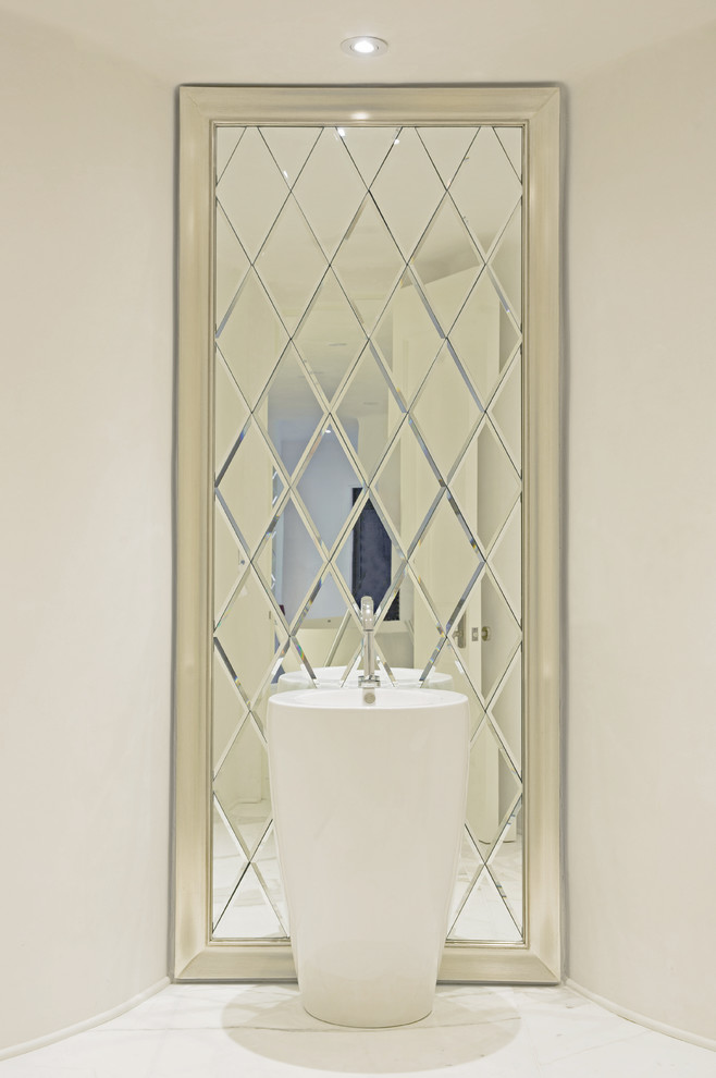 Immagine di un piccolo bagno di servizio minimalista con lavabo a bacinella, pareti bianche e pavimento in marmo