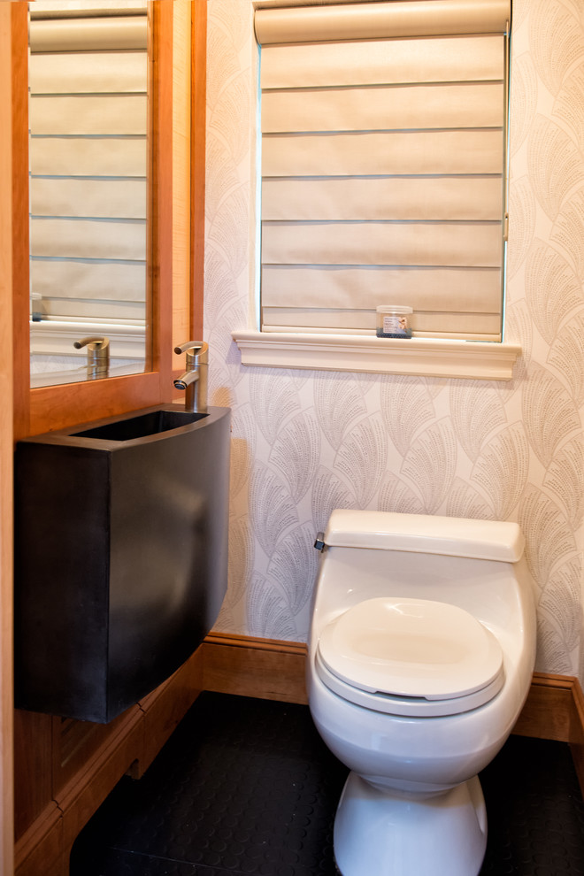 Kleine Klassische Gästetoilette mit Toilette mit Aufsatzspülkasten, bunten Wänden, integriertem Waschbecken, Mineralwerkstoff-Waschtisch und schwarzem Boden in Philadelphia