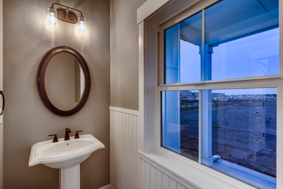 Mittelgroße Landhausstil Gästetoilette mit beiger Wandfarbe und Sockelwaschbecken in Denver