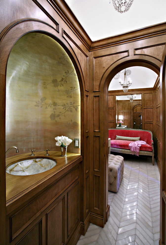 Immagine di un bagno di servizio con consolle stile comò, ante in legno bruno, lavabo sottopiano, top in legno e top marrone