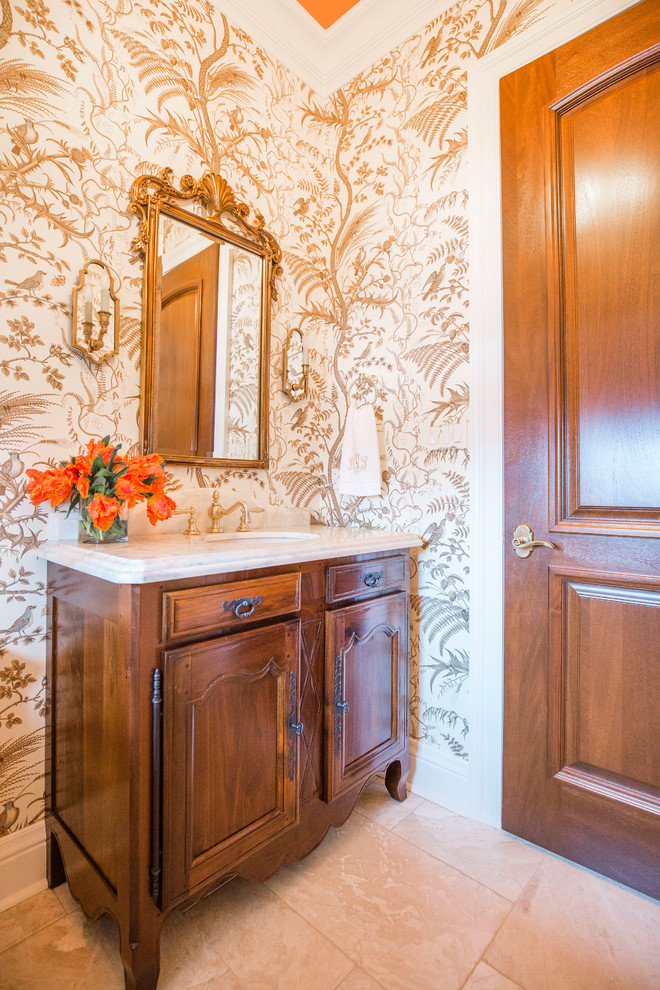 Exemple d'un WC et toilettes en bois vieilli de taille moyenne avec un placard à porte plane, un carrelage multicolore, un mur multicolore, un lavabo posé, un plan de toilette en marbre et un sol beige.