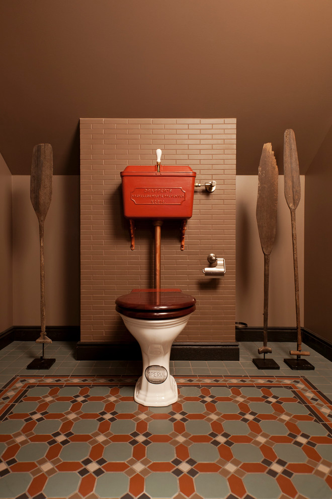 Свежая идея для дизайна: туалет в современном стиле с раздельным унитазом, бежевыми стенами и разноцветным полом - отличное фото интерьера