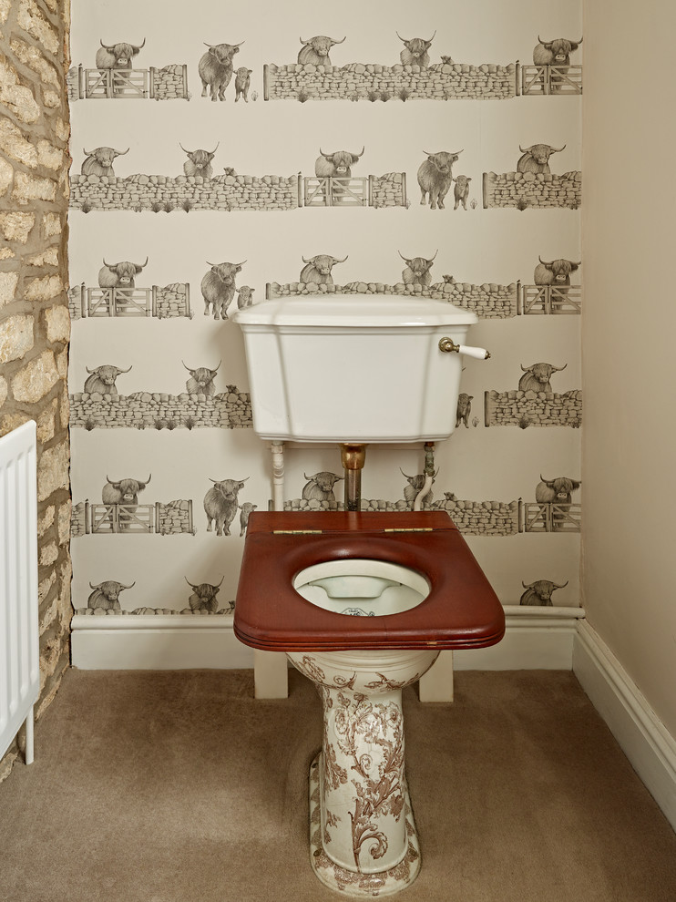 Inspiration pour un WC et toilettes victorien de taille moyenne avec WC séparés et un sol marron.