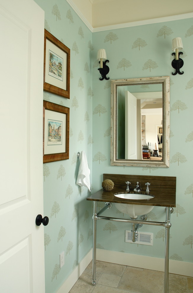 Inredning av ett klassiskt mellanstort toalett, med en toalettstol med separat cisternkåpa, beige kakel, vita väggar, marmorgolv, ett undermonterad handfat och marmorbänkskiva