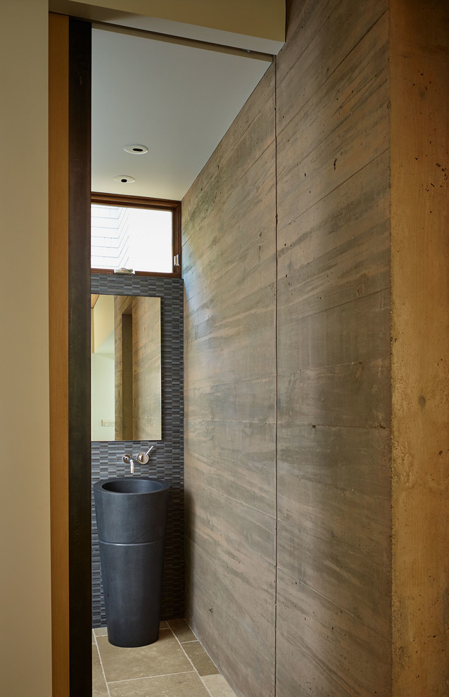 Diseño de aseo contemporáneo con lavabo con pedestal y baldosas y/o azulejos grises