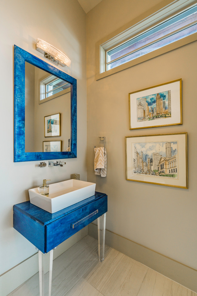 オースティンにある小さなコンテンポラリースタイルのおしゃれなトイレ・洗面所 (ベージュのタイル、ベージュの壁、セラミックタイルの床、ベッセル式洗面器、再生グラスカウンター、ベージュの床、青い洗面カウンター) の写真