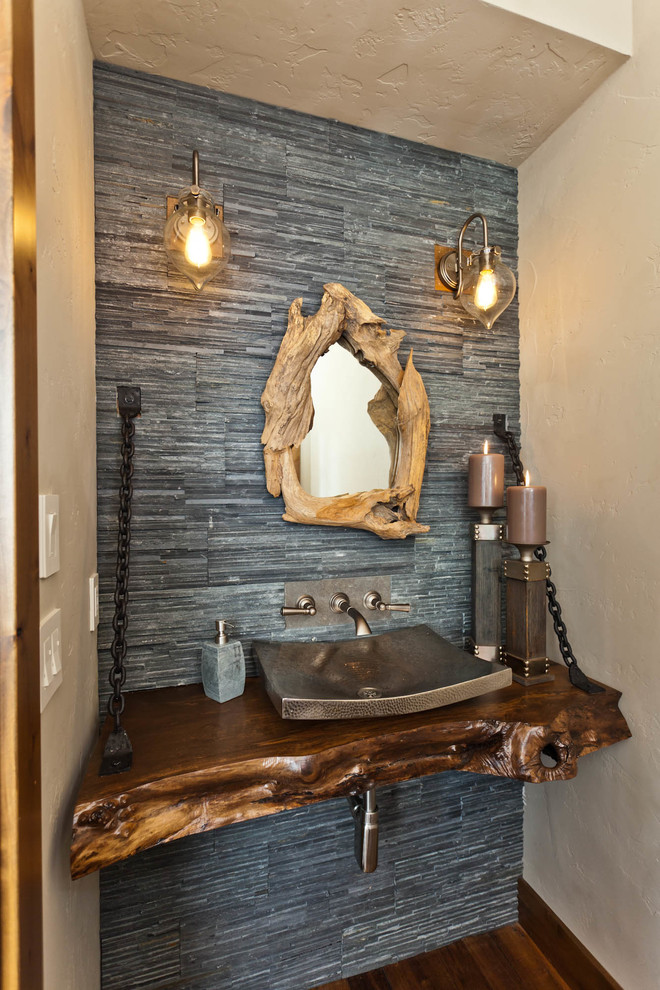 Rustikale Gästetoilette mit Steinfliesen, Aufsatzwaschbecken, grauen Fliesen, beiger Wandfarbe, dunklem Holzboden, Waschtisch aus Holz, braunem Boden und brauner Waschtischplatte in Seattle