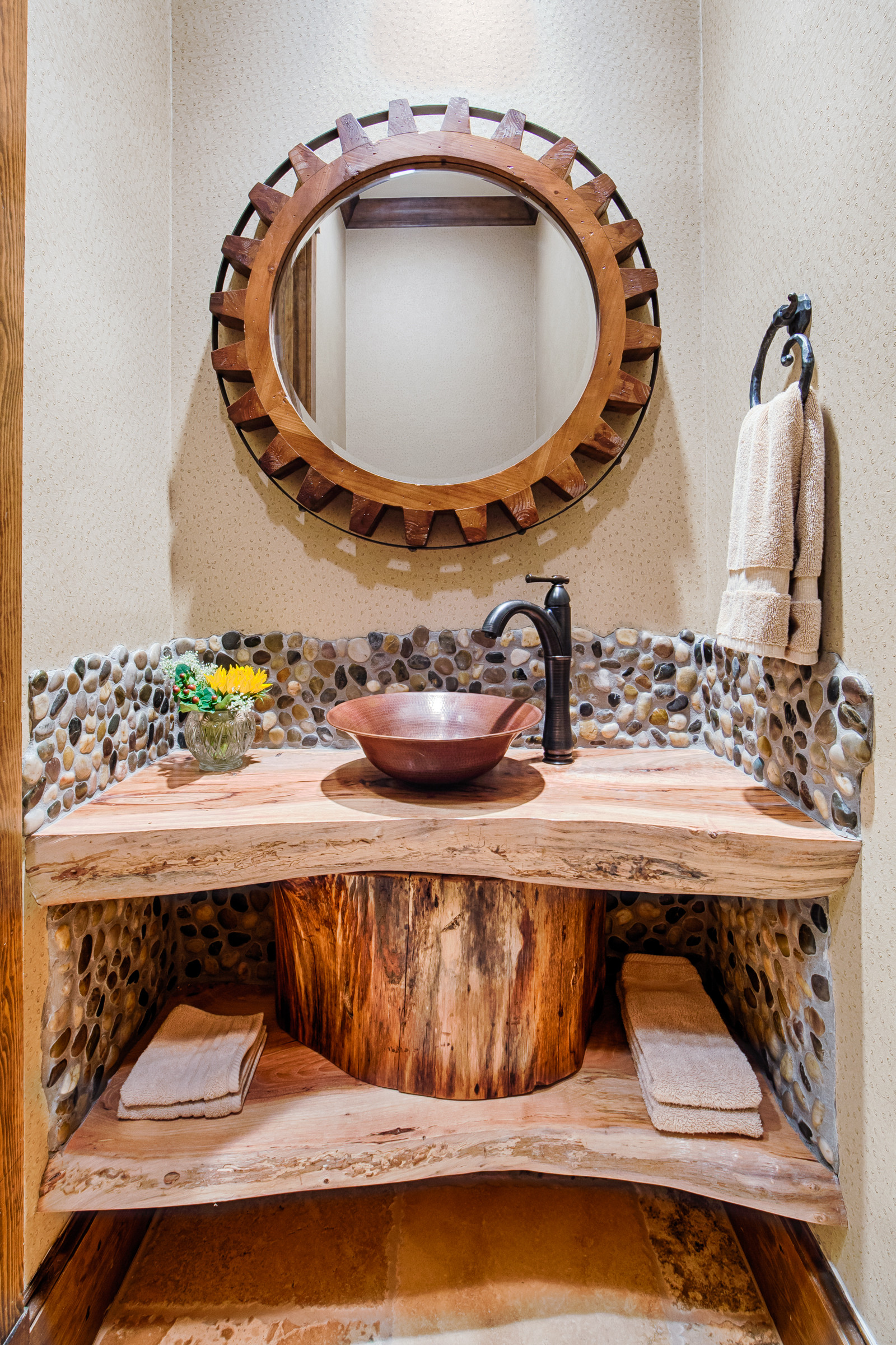 Раковина в деревенском стиле. Необычные раковины. Необычные раковины для ванной. Необычные столешницы для ванной. Раковина из дерева в ванную