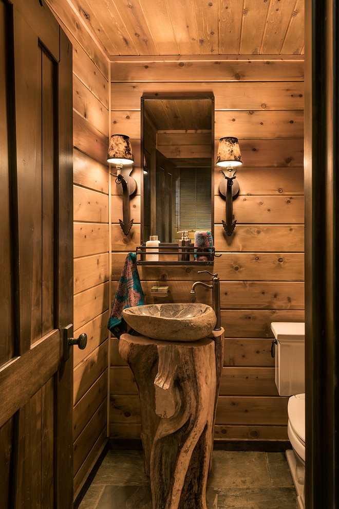 Kleine Rustikale Gästetoilette mit Wandtoilette mit Spülkasten, Schieferboden, Aufsatzwaschbecken und Waschtisch aus Holz in Phoenix
