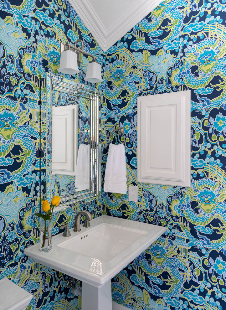 Immagine di un piccolo bagno di servizio classico con WC monopezzo, pareti multicolore, lavabo a colonna e carta da parati