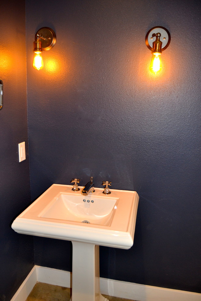 Idéer för ett litet amerikanskt toalett, med ett piedestal handfat, en toalettstol med separat cisternkåpa och blå väggar